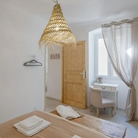 Azurea & Roomy Flat *