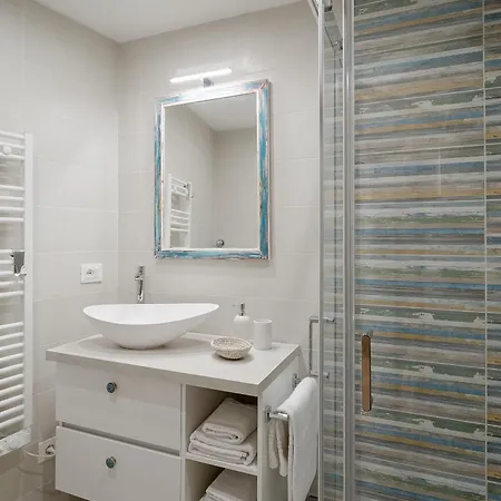 Azurea & Roomy Flat *