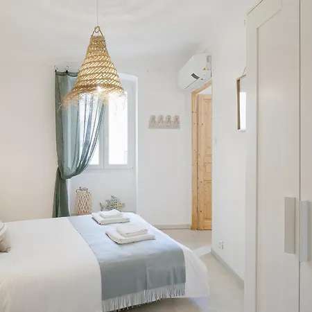 Guesthost - Azurea & Roomy Flat Apartman