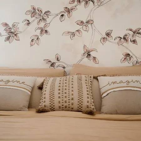 Guesthost - Azurea & Roomy Flat Apartman