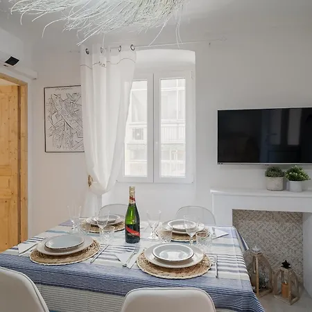 Guesthost - Azurea & Roomy Flat Sanremo