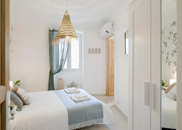 Guesthost - Azurea & Roomy Flat Appartamento