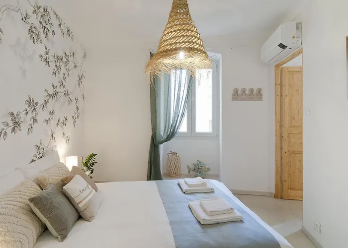 Guesthost - Azurea & Roomy Flat Appartamento